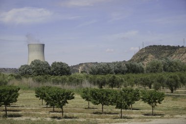 İspanya 'da Rio Ebro' da güzel bir manzarası olan soğutma kulesi olan bir nükleer enerji santrali.