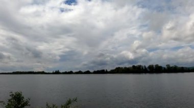 Tuna, sakin su ve bulutlu bulutlarla Regensburg yakınlarında