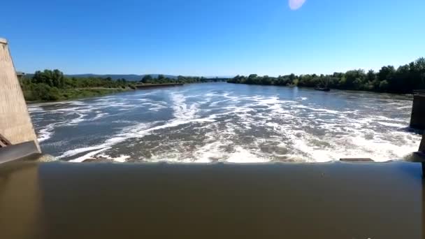 Zapora Czystą Wodą Dunaju Przy Wysokiej Wodzie Bawarii — Wideo stockowe