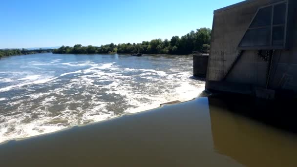 Barrage Met Helder Schoon Water Donau Bij Hoog Water Beieren — Stockvideo