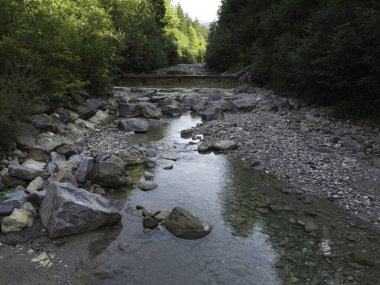 Yukarı Bavyera 'da, güneş doğarken baraj ve büyük taşlarla dolu doğal bir bölgede akarsu, 4k