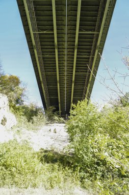 Regensburg yakınlarındaki Sinzing 'deki Tuna Nehri' nin üzerindeki geçit köprüsü.