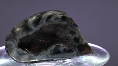 Akik, agate jeodu jeoloji ve mineralojide kullanılan bir terimdir.,