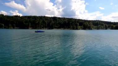 Walchensee, Yukarı Bavyera 'da yüksek rakımlı bir gölün temiz suyuyla cennet gibi konumlanmıştır.