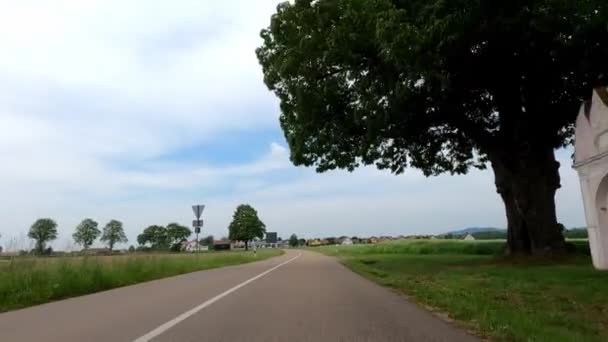Dirigir Uma Ciclovia Pavimentada Uma Área Rural — Vídeo de Stock