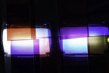 Stüdyoda renkli folyolarla çekilmiş bir fotoğraf makinesi.