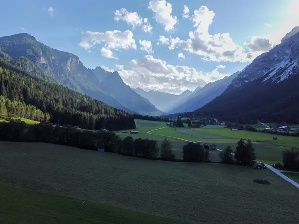 Hegyek Rétek Egy Gyönyörű Táj Ausztriában Brenner Hágónál Naplementekor — Stock Fotó