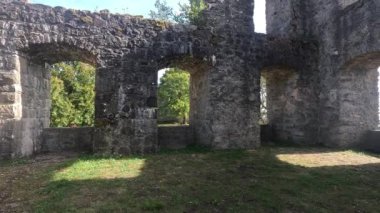 Kale harabeleri yenilenmiş duvarlar, gizemli kuytu köşeler ve çatlaklar.