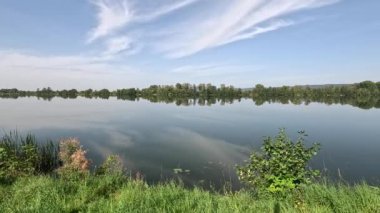 Tuna 'da bulutların durgun sulardaki yansıması mavi gökyüzü ve huzur