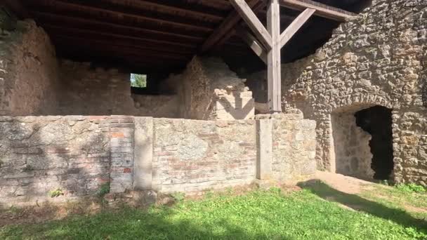 Развалины Замка Хорошо Отреставрированными Стенами Таинственными Укромными Уголками Трещинами — стоковое видео