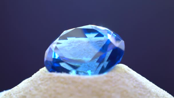 钻石在工作室里 蓝色在沙滩上 — 图库视频影像