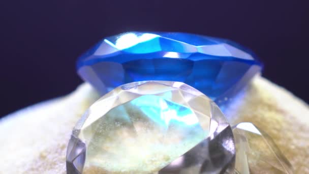 砂のスタジオの黒い背景に対する青いダイヤモンド — ストック動画