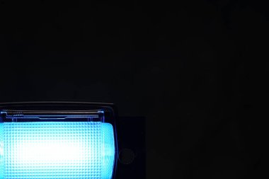Stüdyoda renkli folyolarla çekilmiş bir fotoğraf makinesi.