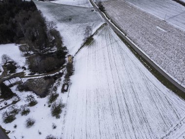 Bulutlu bir günde Bavyera 'da karla kaplı tarım alanları