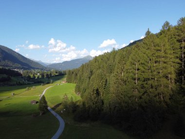 Gün batımında Avusturya 'da Brenner Geçidi' nde güzel bir manzarada dağlar ve çayırlar, 4k