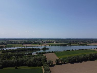 Woerth Donau yakınlarında kurumuş tarlaları ve Geisling 'deki kilidi olan Tuna Nehri.,