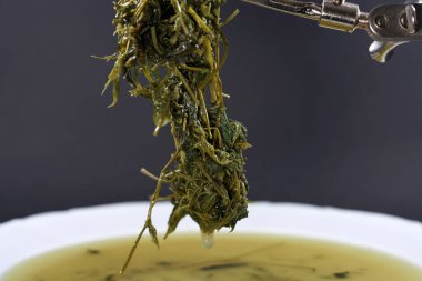 Jiaogulan bitki çayı ölümsüzlerin bitkisi olarak adlandırılır ve çay, kurutulmuş bitki gibi içilir.,          