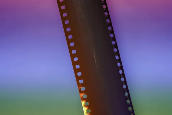 Stüdyoda Renkli Arkaplan Fotoğraflı Analog Bir Kamera — Stok fotoğraf