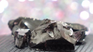 Shungit çoğunlukla karbondan oluşan siyah bir kayadır.