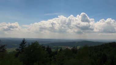 Bulutlar, mavi gökyüzü arka planında hareket eden beyaz bulutların videosu 4k süratli modda çekilmiş fantastik bir bulut görüntüsü oluşturur