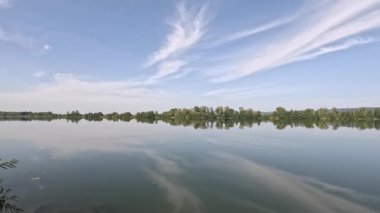 Tuna 'da bulutların durgun sulardaki yansıması mavi gökyüzü ve huzur