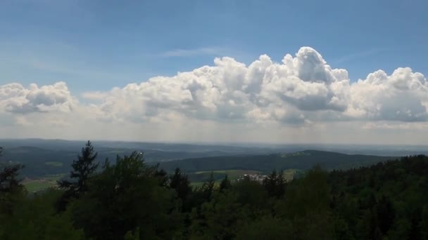 云彩视频 白云在蓝天背景下移动 在4K的时差模式下拍摄出奇异的云彩景观 — 图库视频影像
