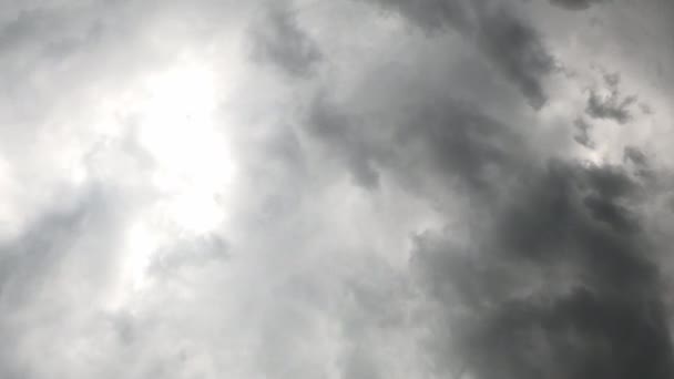 Nubes Mueven Través Del Cielo Sol Está Oscureciendo Modo Lapso — Vídeos de Stock