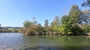 Tuna nehri Bavyera 'da güneş ışığı ve sonbaharda mavi gökyüzü, 4K