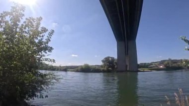 Bavyera 'da Tuna Nehri üzerinde güneş ışığı ve mavi gökyüzü, 4K