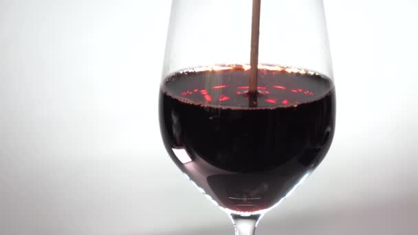 Kırmızı Şarapla Doldurulmuş Şarap Kadehleri Stüdyoya Sıçrıyor — Stok video