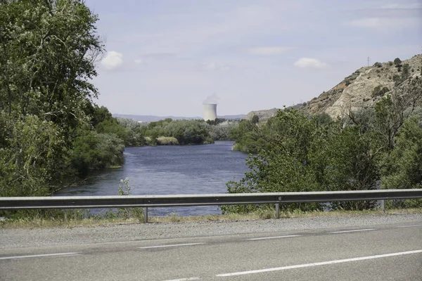 Atomerőmű Spanyolországi Rio Ebro Hűtőtoronnyal Egy Gyönyörű Tájon — Stock Fotó
