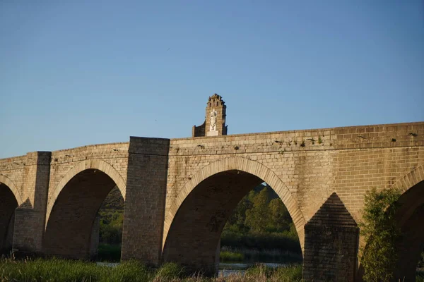 Медельин Римским Мостом Через Гвадиану Испании — стоковое фото