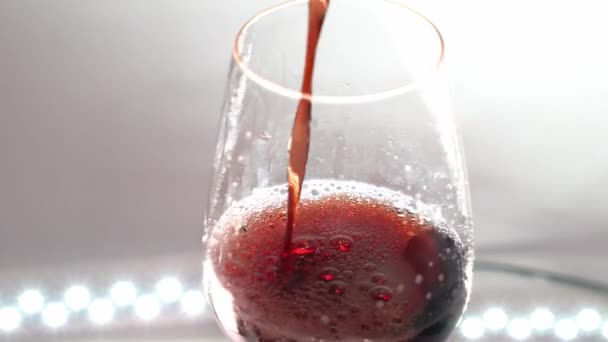 Kieliszek Wina Wypełniony Czerwonym Winem Rozbryzgującym Się Rozpryskującym Szklanego Studia — Wideo stockowe