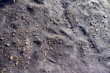 Taş ocağındaki toprak atık olarak kullanılıyor ve bahçede çok amaçlı kullanılıyor.