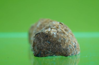 Yeşil arka planda kristal kuvars kristalleri olan doğal bir mineral çok güzel bir arka plan ve soyut bir makro.