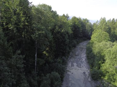 Yukarı Bavyera 'da, güneş doğarken baraj ve büyük taşlarla dolu doğal bir bölgede akarsu, 4k