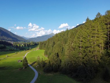 Gün batımında Avusturya 'da Brenner Geçidi' nde güzel bir manzarada dağlar ve çayırlar, 4k