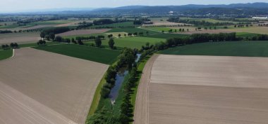 Woerth Donau yakınlarında kurumuş tarlaları ve Geisling 'deki kilidi olan Tuna Nehri.,
