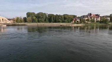 Tuna nehri sonbaharda, güneş ve bulutlarla Regensburg 'da