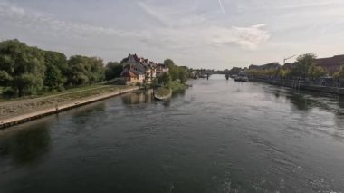 Tuna nehri sonbaharda, güneş ve bulutlarla Regensburg 'da