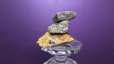 Kuvars kayası, kristalleri mavi koyu arkaplan üzerinde ustalıkla işlenmiş değerli taşlar.