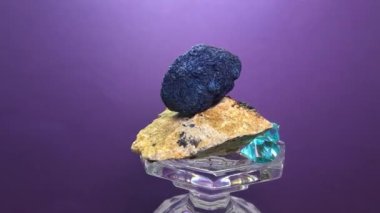 Gemstone yarı değerli taş, kuvars ve kristaller stüdyoda koyu mavi arka planda yansıtılıp işlenmiş.