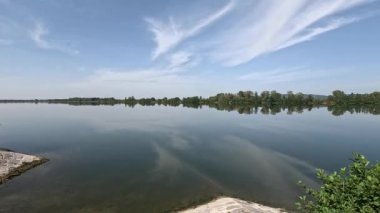 Tuna 'da bulutların durgun sulardaki yansıması mavi gökyüzü ve huzur