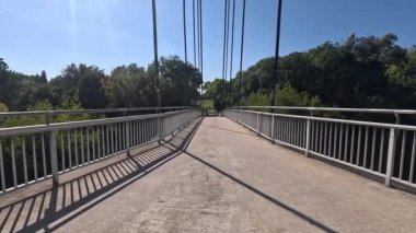 Bavyera 'da Tuna Nehri üzerinde güneş ışığı ve mavi gökyüzü, 4K