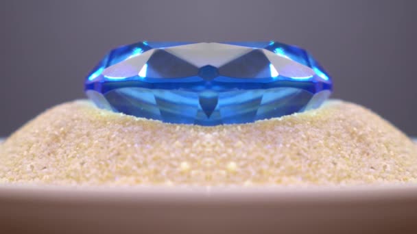 带有晶体的孤立蓝色钻石宝石 — 图库视频影像