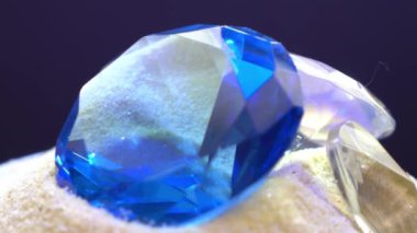 Siyah arkaplanda mavi bir mücevherin makro fotoğrafı