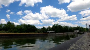 Tuna Geisling 'de Bulutlu güneşli bir günde zaman geçerken