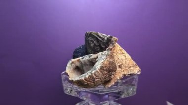 Gemstone yarı değerli taş, kuvars ve kristaller stüdyoda koyu mavi arka planda yansıtılıp işlenmiş.