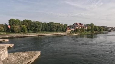Tuna 'da Regensburg' da Sonbaharda güneş ışığı ve bulutlar altında taş köprü