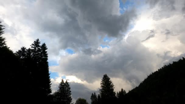 雨云掠过天空 太阳在时间流逝模式下变暗 — 图库视频影像
